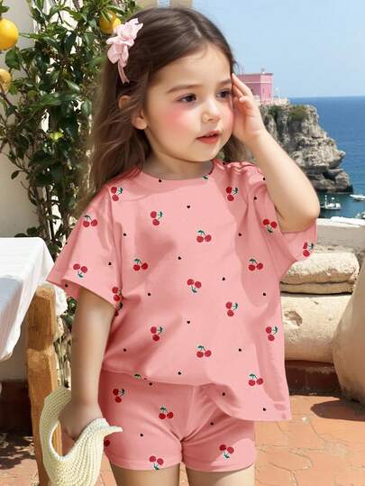 Conjunto de camiseta de manga corta holgada de cuello redondo y shorts ajustados estilo minimalista casual para niña bebé, con estampado retro de corazones y cerezas en crema y rojo, adecuado para primavera/verano, vuelta al colegio, estilo 2000, Y2K, verano relajado, vibraciones de vacaciones