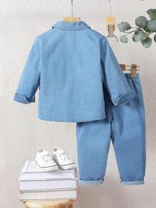 Genkimix Kids 这款男童时尚休闲长袖牛仔套装，采用简约宽松的翻领设计，上衣两侧配有渐变牛仔布口袋，搭配舒适的长裤。适合春秋季日常穿着、上学、旅行和休闲，是一款百搭的基础单品。 - 淺色水洗藍 - 查看 2