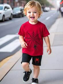 GraphicGems 1 套幼儿男孩酷炫蜘蛛网和蜘蛛图案红色 T 恤和黑色短裤，轻便服装，适合日常玩耍和装扮，春夏季节的亮眼之选 - 彩色 - 查看 2
