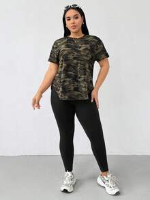 SHEIN Essnce 大码女装春夏时尚休闲高弹舒适日常百搭显瘦短袖迷彩上衣搭配黑色紧身牛仔裤两件套，街头风，裤装套装，机场穿搭，简约风格 - 軍綠色 - 查看 4