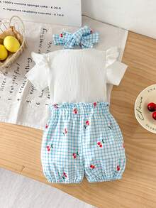 SHEIN Playful Pals 2件套新生女婴圆领荷叶袖露肩樱桃水果印花按扣裆部连体衣+松紧腰蓝色蝴蝶结格子印花灯笼裤短裤，配发带，休闲可爱乡村风套装，适合夏季郊游和度假。 - 淺藍色 - 查看 2