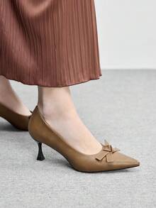 CUCCOO BIZCHIC 女士新款哑光棕色蝴蝶结尖头细跟通勤约会高跟鞋 - 棕色 - 查看 3