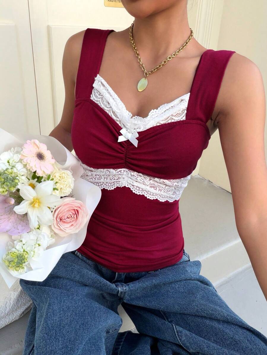 SHEIN EZwear 女士春夏红色弹力带上衣，饰有白色蕾丝蝴蝶，时尚针织吊带背心，撞色红色上衣，情人节女士上衣 - 紅色 - 查看 1