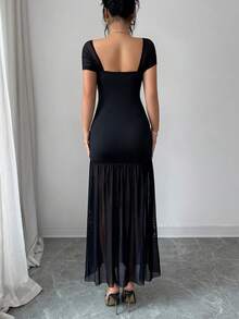 SHEIN Unity 这款修身连衣裙适合约会、正式晚宴、派对等场合。胸前的镂空设计打破了纯黑色的单调，垂褶的裙摆在行走间增添了灵动之感，百搭的黑色调适合所有肤色。 - 黑色 - 查看 2