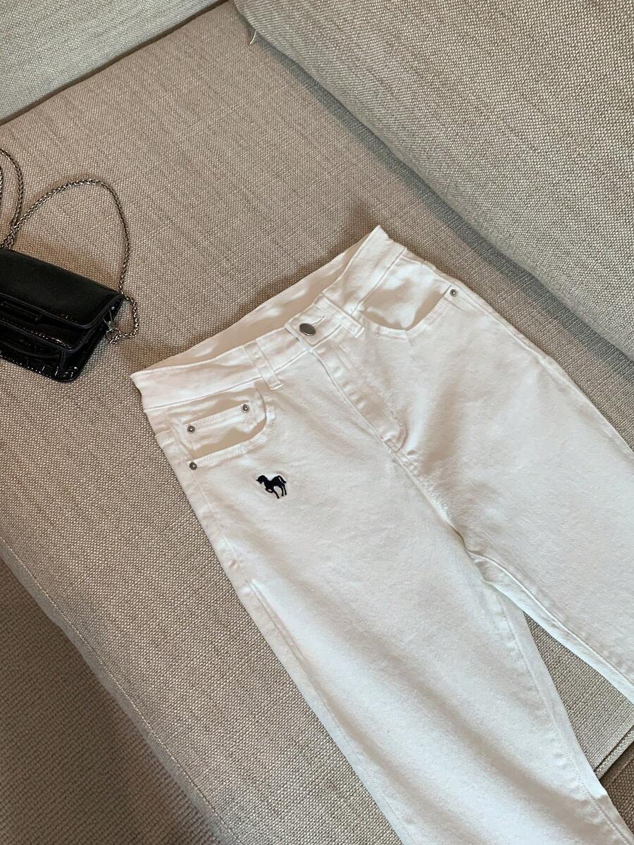 DAZY Women's Elegant White Contrast Embroidery Pattern Flare Jeans, Spring/Summer