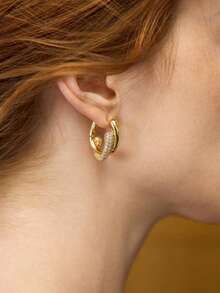 MOTF PREMIUM Bông tai khoen tròn hình chữ U mạ vàng 18K đính đá Zirconia, kiểu dáng thanh lịch. - Vàng - Xem 4