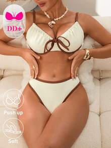 Swim DD+ 这款新款加大码（DD+）支撑提拉比基尼套装专为女性设计，采用奶油色双色纹理面料，搭配棕色撞色滚边和前蝴蝶结装饰，配有带衬垫的软杯文胸，提供最大程度的提拉效果和舒适感，高腰三角裤设计，完美贴合曲线身材，适合海滩、泳池派对、热带度假和度假村等场合。速干弹力面料，是追求时尚、支撑和自信的DD+罩杯女性的理想之选。 - 白色 - 查看 7