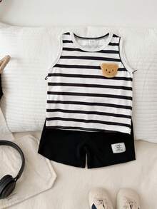 SHEIN Bộ đồ hai mảnh cho bé trai mùa hè, gồm áo tank top cổ tròn in sọc và quần short đen, họa tiết gấu 3D. Thích hợp cho đi học hàng ngày, tham gia các hoạt động bố mẹ - con cái, dã ngoại và mặc ở nhà. Chúc bé có những giờ phút vui vẻ! - Đen và trắng - Xem 9