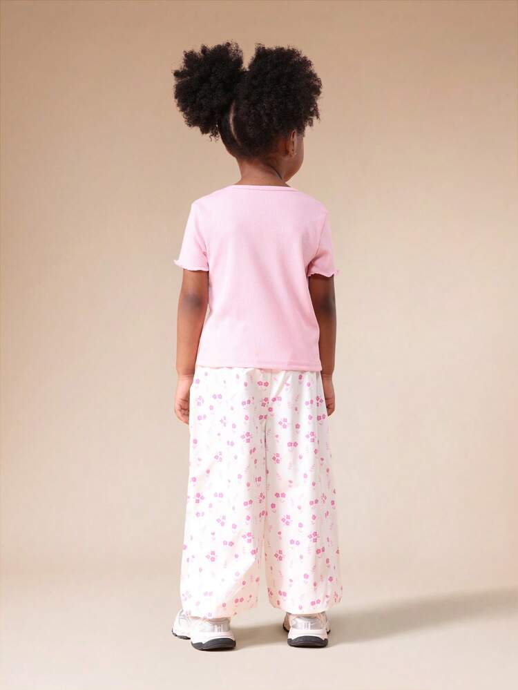 Set aus geripptem T-Shirt und geblümter Pyjamahose