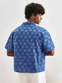 TOKVUE 日常街头风及校园穿搭，年轻休闲复古花卉镂空纹理营领短袖衬衫，透气混纺面料，宽松版型，皇家蓝男士休闲纽扣衬衫，完美打造日常造型及校园穿搭，是情人节及周年纪念日送给他的理想礼物，适合春夏穿着。男士度假装 - 藍色 - 查看 2