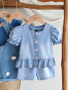 SHEIN Vintaside Kids 女嬰牛仔套裝 - 寬鬆版型荷葉袖牛仔上衣搭配粉色鈕扣裝飾，搭配寬鬆版型彈性腰牛仔短褲。採用輕盈柔軟的棉質牛仔效果面料，時尚女孩必備。適合春夏季穿著、休閒出遊、拍照、派對。秋季新品。 - 淺色水洗藍 - 查看 4
