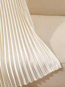 Franclia 女士纯色杏色缎面垂褶领口褶皱腰身褶裥下摆长款连衣裙，珍珠肩带装饰，适合派对、婚礼、约会、日常穿着，简约优雅，杏色缎面连衣裙 - 杏色 - 查看 5