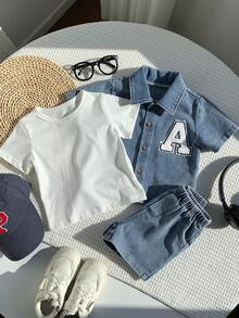 SHEIN 三件套包括：白色字母印花T恤、浅蓝色牛仔短袖开衫、松紧腰牛仔短裤、白色字母图案T恤，适合男宝宝的休闲春夏套装