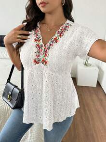 SHEIN Frenchy Kaos Wanita Ukuran Besar Motif Tie Dye Bunga Leher V dengan Patchwork Renda dan Tekstur - Aprikot - View 4