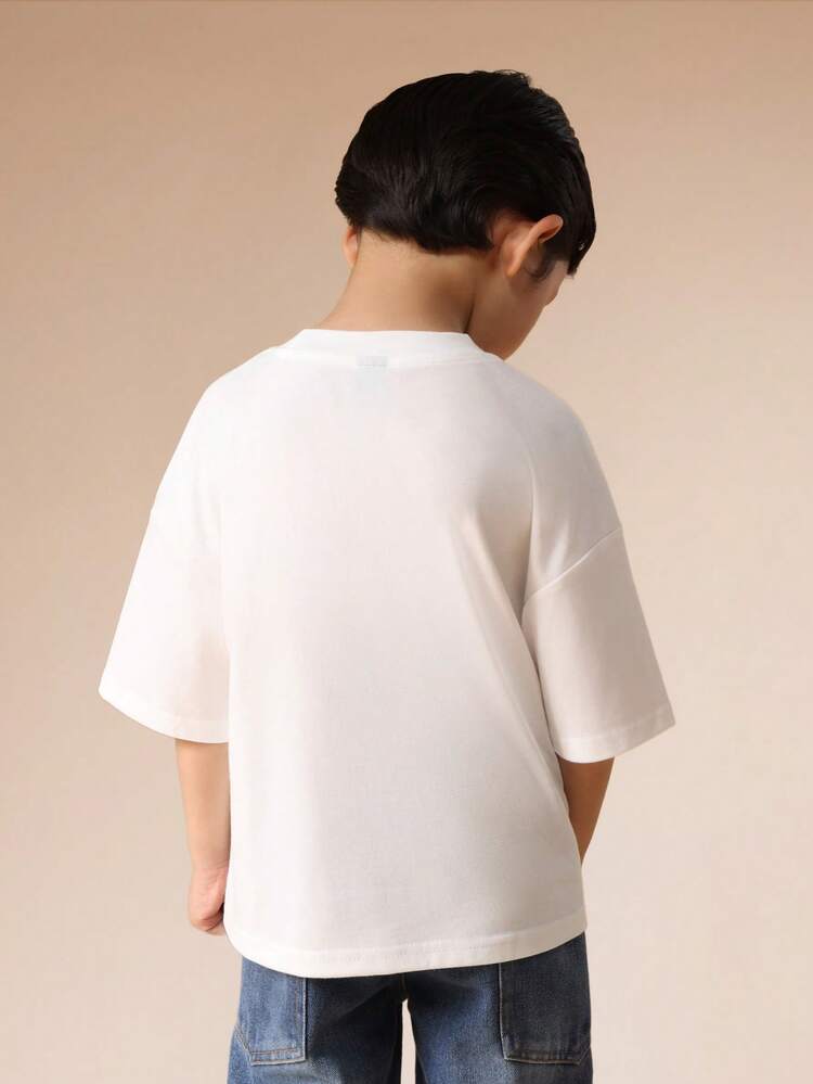 ポケットとテキストプリントのグラフィックTシャツ