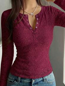 Zavorell 这款优雅休闲的酒红色蕾丝修身亨利领长袖女式衬衫，饰有搭扣细节，时尚性感，适合圣诞节/新年/情人节约会和派对穿着。它也适合日常穿着和通勤。春夏款，是情人节的完美之选，也是一款优雅的红色上衣。 - 酒紅色 - 查看 1