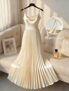 Franclia 女士纯色杏色缎面垂褶领口褶皱腰身褶裥下摆长款连衣裙，珍珠肩带装饰，适合派对、婚礼、约会、日常穿着，简约优雅，杏色缎面连衣裙 - 杏色 - 查看 3