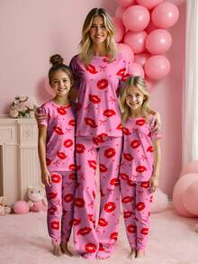 SHEIN Leap Crew Tween Girl 粉色嘴唇和蝴蝶结印花休闲简约圆领短袖上衣和裤子舒适睡衣套装，适合所有季节，妈妈和我搭配的服装（3 套单独出售），适合情人节 - 彩色 - 查看 1