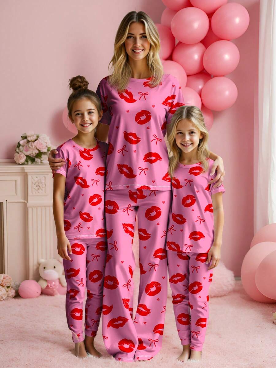 SHEIN Leap Crew Tween Girl 粉色嘴唇和蝴蝶结印花休闲简约圆领短袖上衣和裤子舒适睡衣套装，适合所有季节，妈妈和我搭配的服装（3 套单独出售），适合情人节 - 彩色 - 查看 1