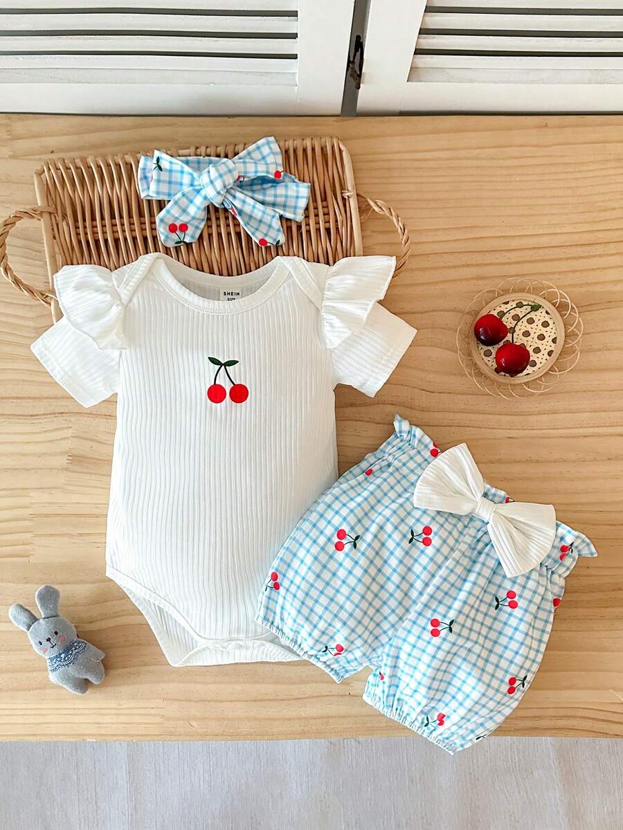 SHEIN Playful Pals 2件套新生女婴圆领荷叶袖露肩樱桃水果印花按扣裆部连体衣+松紧腰蓝色蝴蝶结格子印花灯笼裤短裤,配发带,休闲可爱乡村风套装,适合夏季郊游和度假。 - 淺藍色 - 查看 1