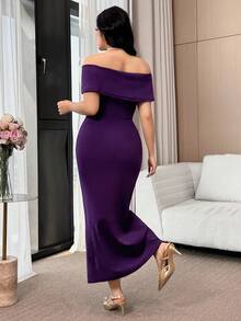 Modelyn Vestido elegante de mujer talla grande con hombros descubiertos, plisado lateral, bajo con abertura y decoración de rhinestones de unicolor - Morado - Ver 2