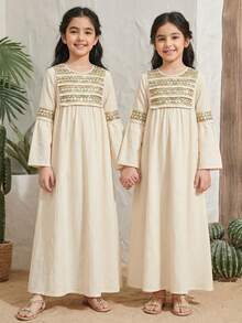 SHEIN Áo Jalabiya họa tiết hoa cho bé gái tuổi teen, đầm midi in hoa thêu tinh tế kiểu cổ điển, đầm dài tay truyền thống tối giản thoải mái cho bé gái tuổi teen, phù hợp cho mùa xuân/hè, kiểu dáng Ramadan cho gia đình đi nghỉ mát, đầm dài tay kín đáo thanh lịch cho bé gái tuổi teen, áo Abaya cầu nguyện, thoải mái dễ chịu, trang phục thường ngày, phong cách nghỉ dưỡng, áo Kaftan kín đáo, áo Jalabiya trẻ em, áo Jalabiya cho bé gái. - trắng - Xem 3