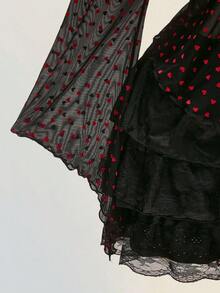 SHEIN ICON 女士加大码复古性感优雅都市现代千禧风Y2K情人节：半透明红色爱心植绒拼接蕾丝边深V领前中系带开衩不对称下摆喇叭袖黑色网纱上衣 - 黑色 - 查看 9