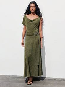 Maija 这款女士休闲宽松长裙采用垂褶领口设计和独特的环扣细节，勾勒出飘逸优雅的廓形。轻盈舒适，适合夏季穿着，是休闲、度假或休闲场合的理想之选，展现女性自信与时尚风格。 - 紫色 - 查看 4