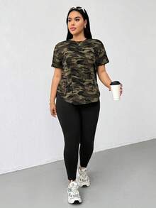 SHEIN Essnce 大码女装春夏时尚休闲高弹舒适日常百搭显瘦短袖迷彩上衣搭配黑色紧身牛仔裤两件套，街头风，裤装套装，机场穿搭，简约风格 - 軍綠色 - 查看 7