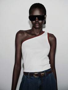 SHEIN Unity Top corto asimétrico de hombro con contraste de color, camiseta de punto ajustada y sexy que deja ver el abdomen, diseño único de top de tirantes para mujer en verano - Blanco - Ver 4