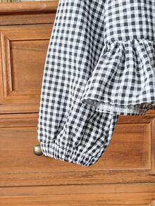 0-3岁男女宝宝经典黑白格子长袖开衫上衣搭配纯黑色长裤套装，时尚百搭，适合外出、休闲穿着和家庭聚会。