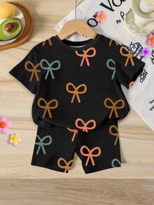 一套女童可爱彩色蝴蝶结印花圆领短袖T恤和针织紧身短裤套装，女童休闲短袖套装，带蝴蝶结短裤，日常穿着
