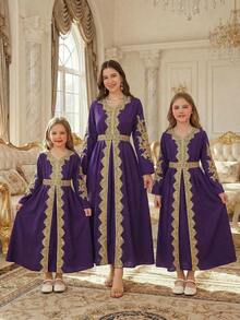 少女传统阿拉伯长裙，长袖，纯色，优雅宽松版型，金色蕾丝刺绣饰边，V领，花朵贴花喇叭袖，腰部系带蝴蝶结，端庄得体。 - 紫色 - 查看 3