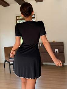 SHEIN Áo ngủ ngắn tay ôm sát, kiểu dáng thường ngày, phối màu tương phản, dành cho nữ, trang trí hình bướm. - màu đen - Xem 2