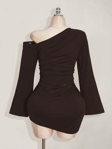SHEIN ICON 大码女式金属孔眼不对称领修身连衣裙 - 棕色 - 查看 2