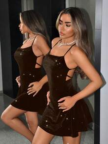SHEIN ICON Gaun Mini Berbahan Beludru Berkilau Pas Badan Tanpa Punggung dengan Pinggang Terikat - Coklat - View 2