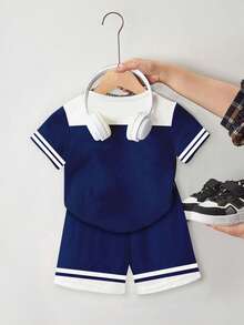 一套男童休闲运动套装，布鲁克林23号蓝白撞色条纹印花圆领短袖T恤搭配蓝色短裤，夏季套装，适合休闲穿着和运动。 - 彩色 - 查看 2