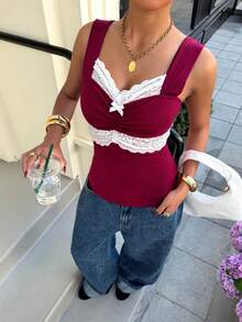 SHEIN EZwear 女士春夏红色弹力带上衣，饰有白色蕾丝蝴蝶，时尚针织吊带背心，撞色红色上衣，情人节女士上衣 - 紅色 - 查看 3