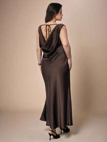 Maija 大码棕色连衣裙，优雅露背设计，垂领，露肩款式，适合派对、婚礼宾客、生日、商务、休闲、约会、办公室、度假等场合。 - 棕色 - 查看 8