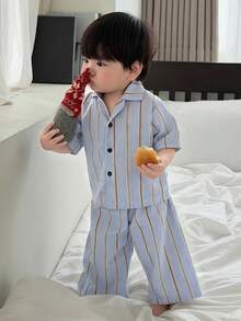 DAZY 两件套幼儿男童休闲条纹翻领宽松衬衫和裤子套装，舒适家居服 - 藍色 - 查看 4