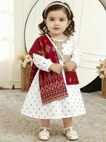 SHEIN 一件白色女童连衣裙，饰有金色波点，领口和腰部点缀荷叶边，搭配红色底金色几何图案围巾和同色系迷你斜挎包，展现异域风情和活力，时尚、优雅、百搭、复古、喜庆，适合夏季穿着。 - 白色 - 查看 1
