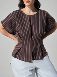 Maija 大码女式棕色底白色条纹梭织舒适衬衫，圆领落肩短袖前褶装饰衬衫，现代都市休闲商务通勤款 - 棕色 - 查看 5