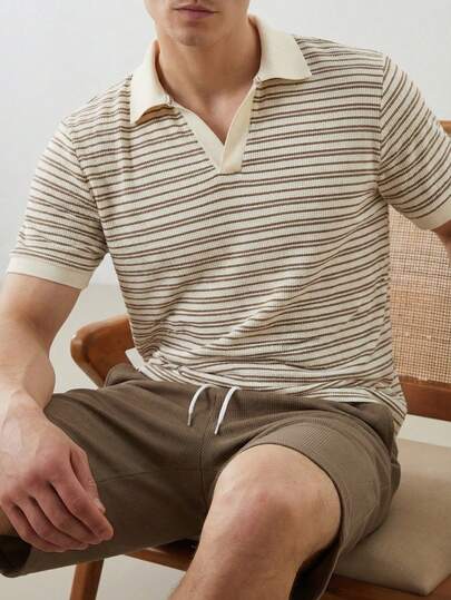 Manfinity Homme Set 2 buc. Tricou polo clasic cu mânecă scurtă, confortabil, din jacquard, cu dungi, și pantaloni scurți cu șnur elastic, potrivit pentru ținute casual de primăvară/toamnă, birou, acasă, petreceri, întâlniri, afaceri, condus sau ciclism, ocazii formale sau informale, excelent pentru purtare personală sau cadou, costum polo clasic din seria Yamamoto, cel mai bine vândut.