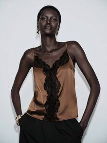 Lumivelle 女士V领蕾丝可调节肩带深棕色撞色黑色蕾丝吊带衫 - 棕色 - 查看 3