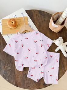 Bộ đồ 2 mảnh gồm quần short tay ngắn, màu tím kem, họa tiết trái tim và quả anh đào nhỏ dễ thương kiểu retro, phong cách tối giản thường ngày dành cho bé gái, thích hợp cho mùa hè. - Nhiều màu - Xem 2