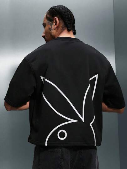 PLAYBOY X SUMWON T-shirt à col ras du cou à manches courtes coupe ajustée pour hommes avec grand logo de lapin imprimé au dos. T-shirt décontracté à coupe moderne et ample