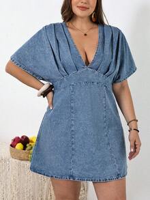 SHEIN CURVE+ Đầm denim xếp ly tay raglan cổ chữ V màu trơn cỡ lớn, thích hợp cho mùa xuân hè, ngày lễ tình nhân, lễ hội, đi làm, nghỉ mát, tốt nghiệp, phong cách Y2K, dễ thương, thời trang đường phố, dự tiệc, đám cưới, thanh lịch, công sở, thường ngày. Đầm denim mini cỡ lớn dành cho nữ, cổ chữ V, tay ngắn kiểu cánh dơi, màu denim bạc màu. - Màu xanh lam - Xem 4