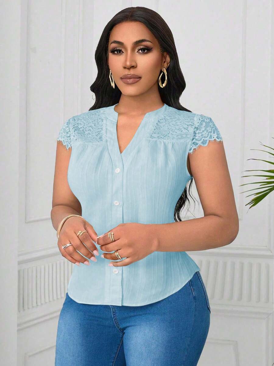 SHEIN Clasi Blusa de tela texturizada con cuello en V y encaje de contraste en talla grande - Celeste - Ver 1