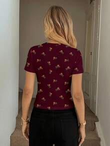 SHEIN LUNE 休闲简约玫瑰印花女式圆领修身短袖T恤，适合春夏穿着 - 彩色 - 查看 2