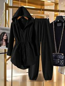 GlowEve CURVE Conjunto de 2 piezas casual para mujer talla grande con chaqueta con capucha, manga larga, cierre frontal con cremallera y cintura con cordón, y pantalones jogger de unicolor - Negro - Ver 1